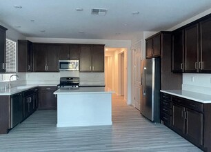 6016 Meandering Wy in Roseville, CA - Building Photo - Building Photo