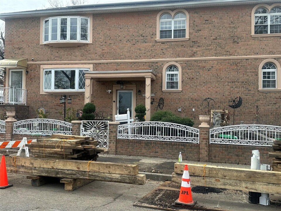 146-60 184th St in Queens, NY - Building Photo