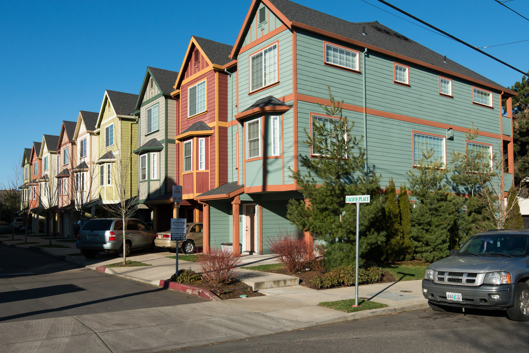 Calico Place Townhomes in Portland, OR - Building Photo