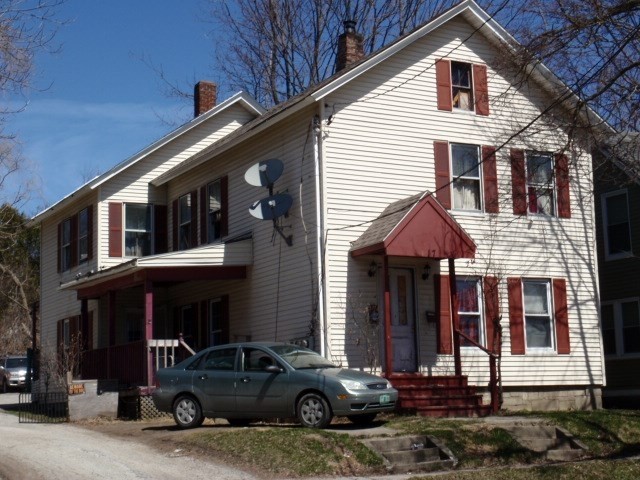 17 Hopkins St in Rutland, VT - Building Photo