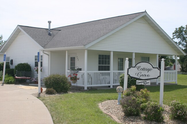 Cottage Grove Apartments in Muscatine, IA - Building Photo - Building Photo