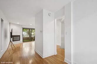 3759 N Kenmore Ave, Unit A in Chicago, IL - Building Photo - Building Photo