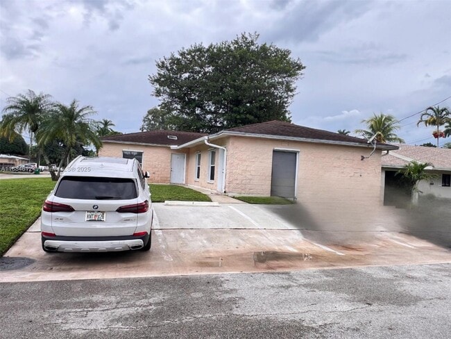 4865 SW 65th Way in Davie, FL - Building Photo - Building Photo
