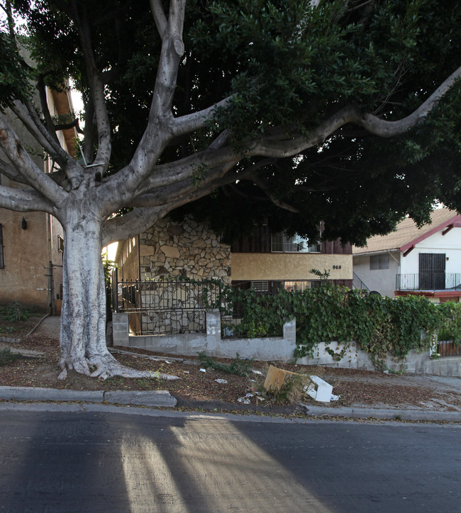 968 White Knoll Dr in Los Angeles, CA - Foto de edificio - Building Photo