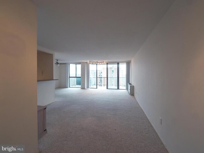 6100 Westchester Park Dr in College Park, MD - Building Photo - Building Photo