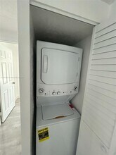 305 Lewis Ln in Dania Beach, FL - Building Photo - Building Photo