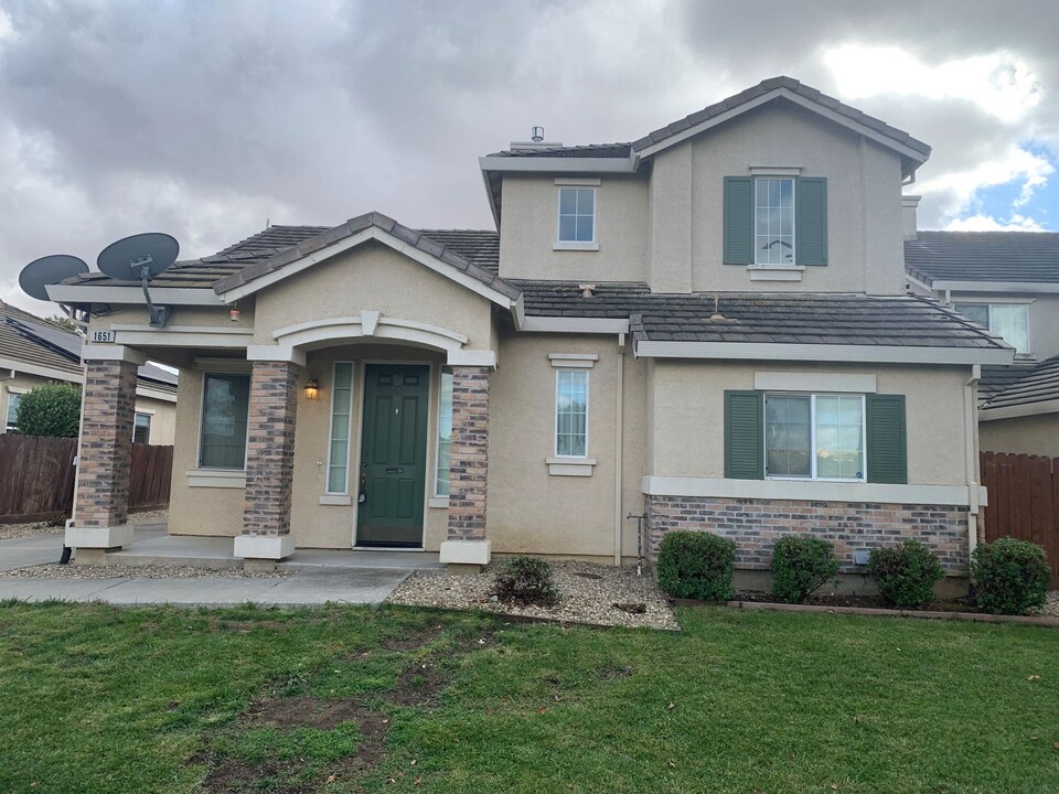 1651 Vandenberg Cir in Suisun City, CA - Building Photo