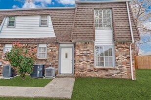 11348 McCree Rd in Dallas, TX - Building Photo