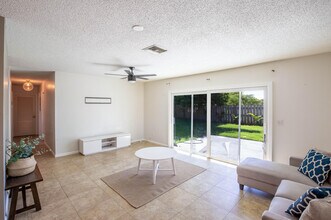 187 Auburn Dr in Lake Worth Beach, FL - Building Photo - Building Photo