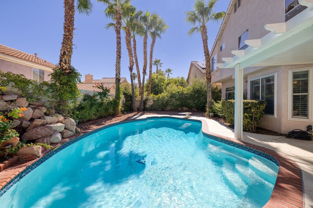 1624 Desert Fort St in Las Vegas, NV - Building Photo