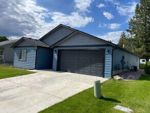 625 E Canterbury Ln in Colbert, WA - Building Photo - Building Photo