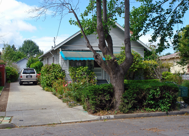 33 Stanley Rd in Burlingame, CA - Foto de edificio - Building Photo