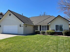 243 Meadowbrook Dr in Central Point, OR - Building Photo