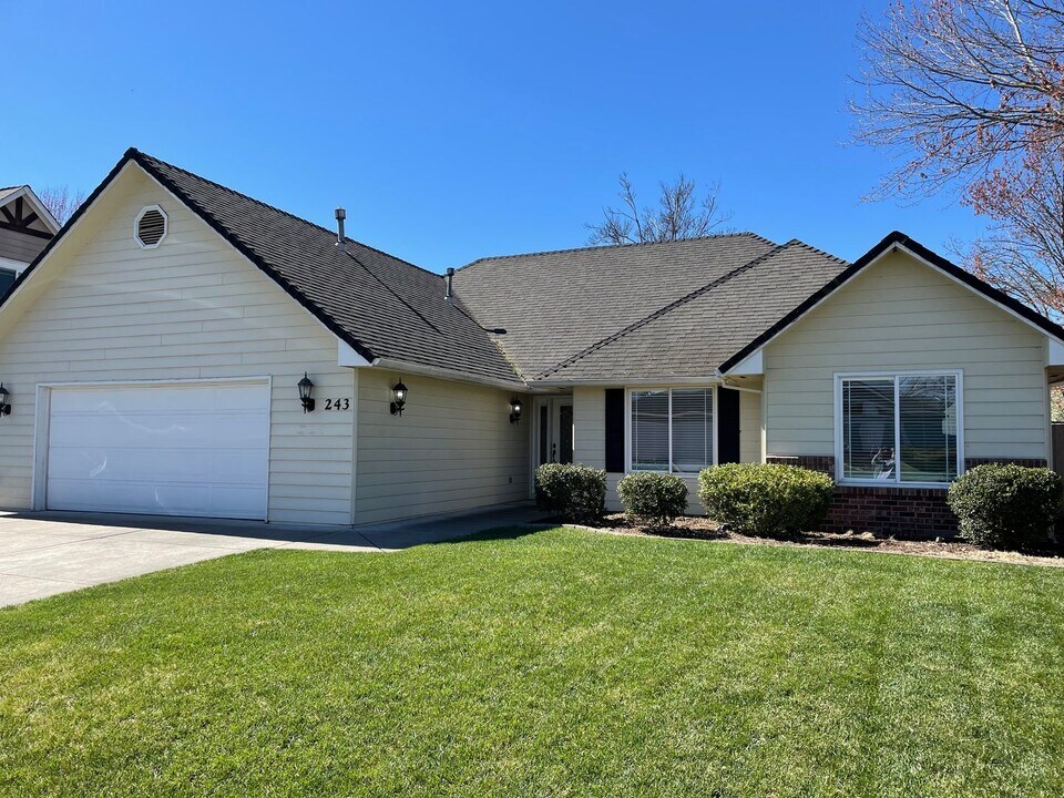 243 Meadowbrook Dr in Central Point, OR - Building Photo