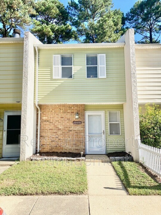 1105 Old Denbigh Blvd in Newport News, VA - Building Photo