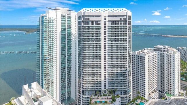 1300 Brickell Bay Dr in Miami, FL - Building Photo - Building Photo