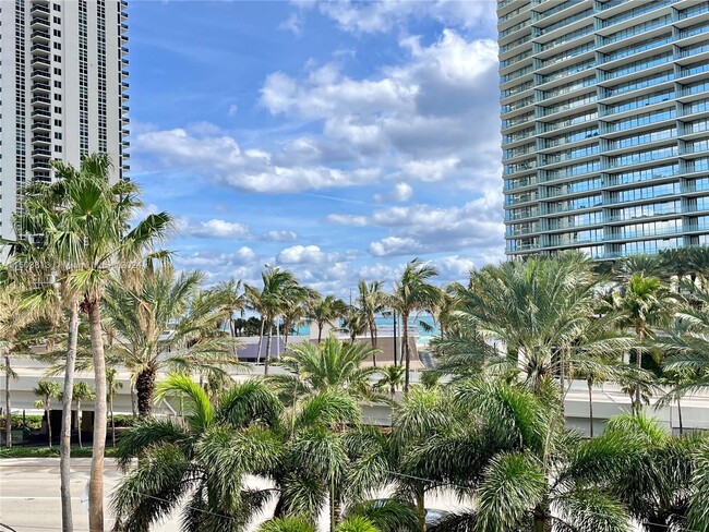 19025 Atlantic Blvd in Sunny Isles Beach, FL - Foto de edificio - Building Photo