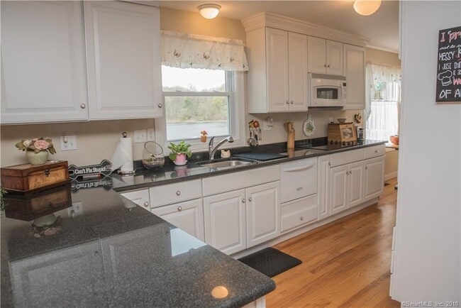203 Twin Lakes Rd, Unit 1 in North Branford, CT - Building Photo - Building Photo