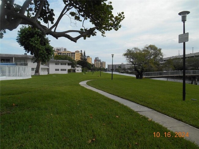 7330 SW 82nd St in Miami, FL - Building Photo - Building Photo