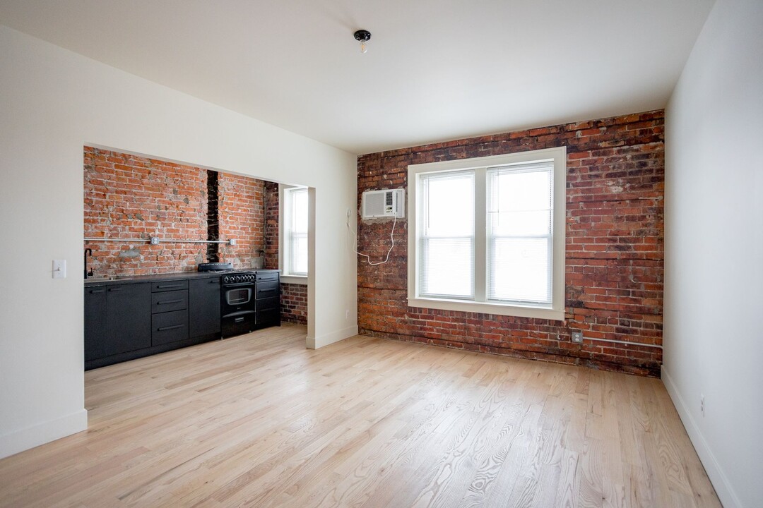 The Charlotte Apartments in Detroit, MI - Building Photo