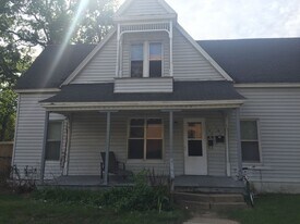 908 S Farwell St in Eau Claire, WI - Building Photo