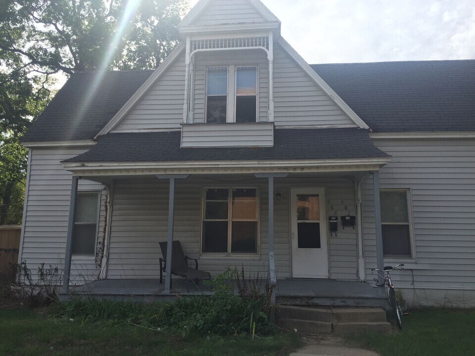 908 S Farwell St in Eau Claire, WI - Foto de edificio