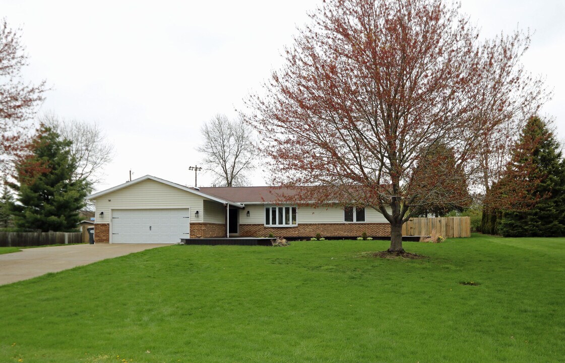 555 Royal Crest Dr in St. Joseph, MI - Foto de edificio