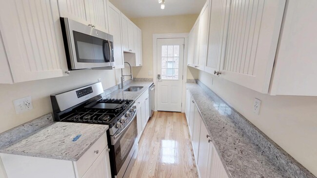 25 MacArthur St, Unit 2 in Somerville, MA - Foto de edificio - Building Photo