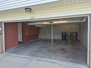 3128 Sheridan Rd, Unit 2nd front bedroom in Bellevue, NE - Foto de edificio - Building Photo