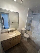 7360 SW 82nd St in Miami, FL - Foto de edificio - Building Photo