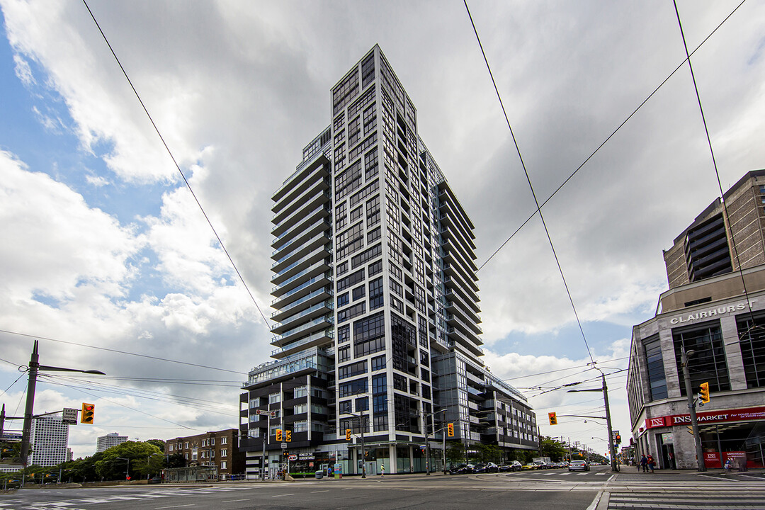 501 St Clair Ave W in Toronto, ON - Building Photo