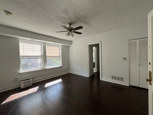 3727 N Pine Grove Ave, Unit 306 in Chicago, IL - Foto de edificio - Building Photo