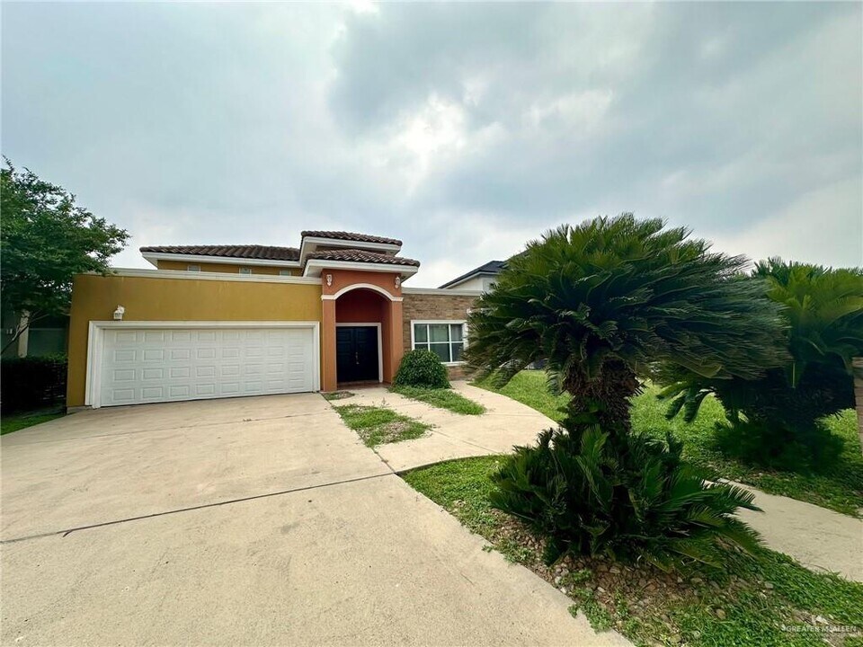 4218 Vida Grande in Weslaco, TX - Building Photo