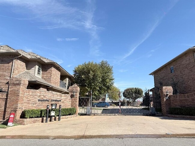 property at 6162 N Brookline Ave