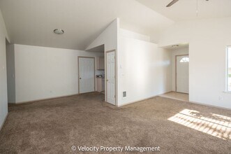 1204 NE Dawson Dr in Bend, OR - Building Photo - Building Photo