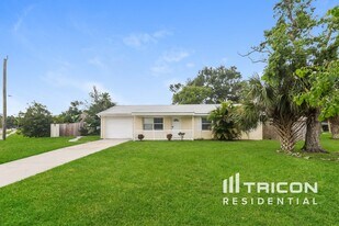 7000 Brentford Rd in Sarasota, FL - Building Photo