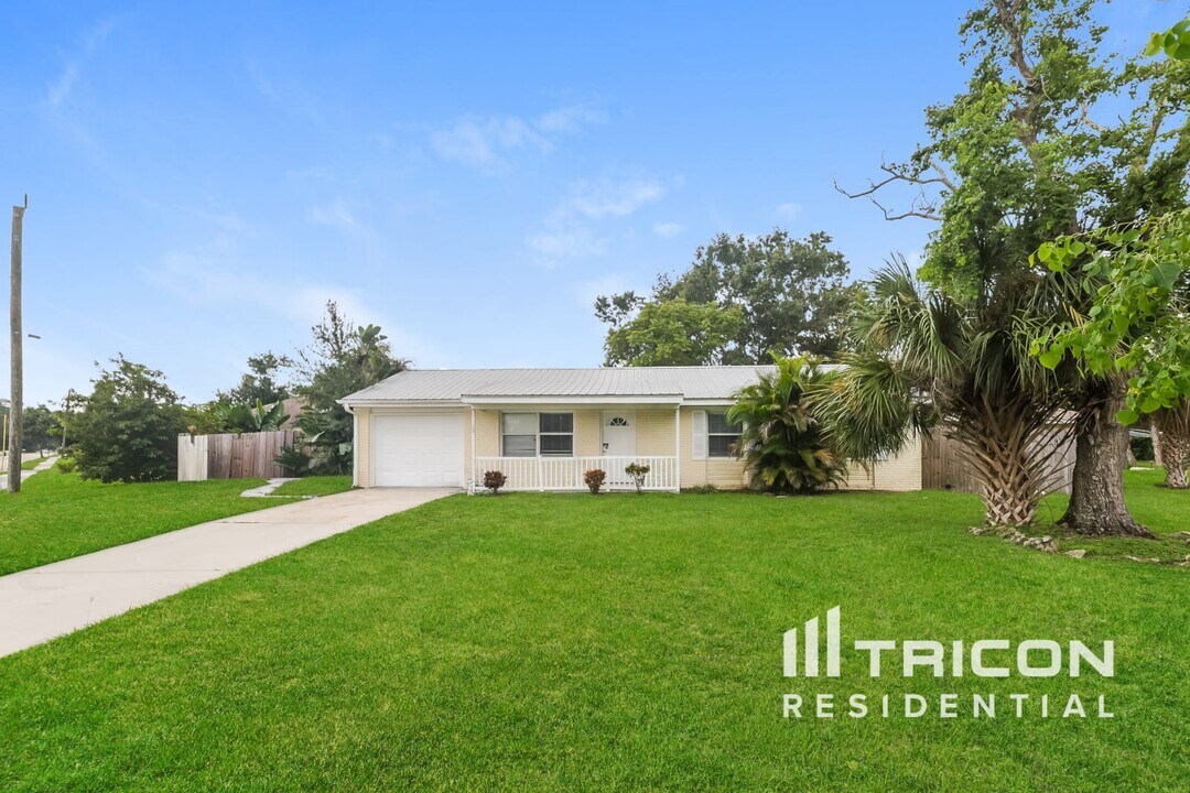 7000 Brentford Rd in Sarasota, FL - Building Photo