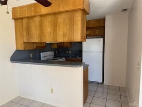 15 N 24th St in McAllen, TX - Foto de edificio - Building Photo