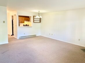 136 Pembroke Rd in Danbury, CT - Building Photo - Building Photo