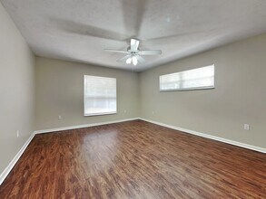 13016 Creek Manor Ct in Riverview, FL - Foto de edificio - Building Photo