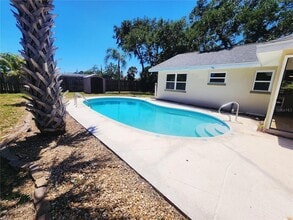 2494 Del Rio Way in Dunedin, FL - Foto de edificio - Building Photo