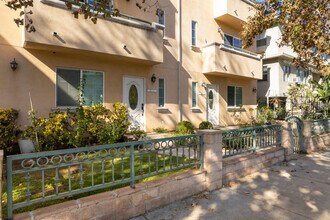 823-825 S Gramercy Pl in Los Angeles, CA - Building Photo - Building Photo