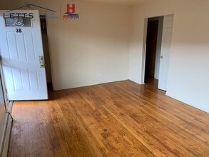 6933 S Jeffrey Blvd-Unit -1B in Chicago, IL - Building Photo - Building Photo