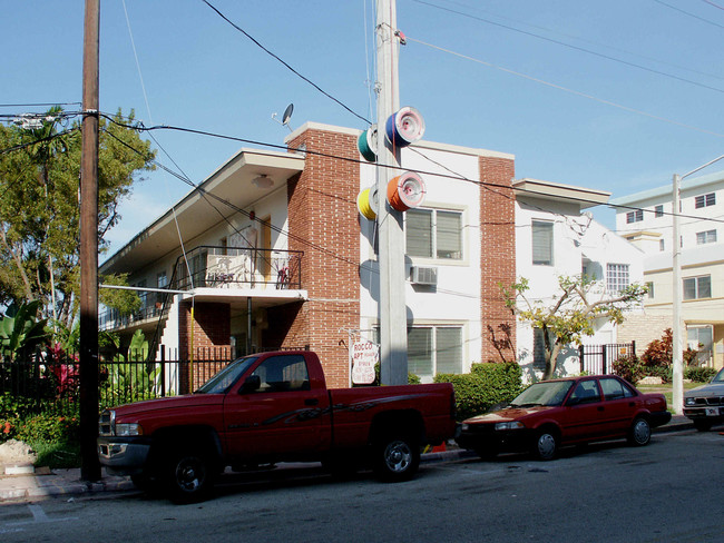 8200 Byron Ave in Miami Beach, FL - Building Photo - Building Photo