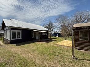 348 S Main St in Fentress, TX - Building Photo - Building Photo