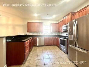 14221 Lake Crossing Dr in Charlotte, NC - Foto de edificio - Building Photo