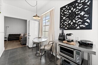 1005 Meridian Ave in Miami Beach, FL - Building Photo - Building Photo