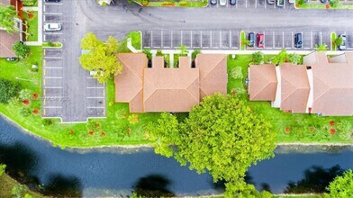 9939 Nob Hill Pl in Sunrise, FL - Foto de edificio - Building Photo