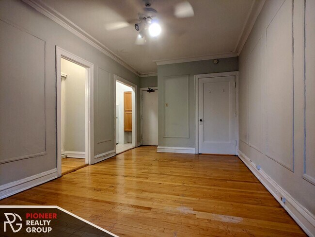 1160 N Dearborn St, Unit 212 in Chicago, IL - Building Photo - Building Photo
