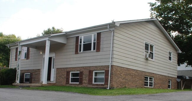 107 Carolina Ave, Unit Apt B in Tazewell, VA - Building Photo - Building Photo